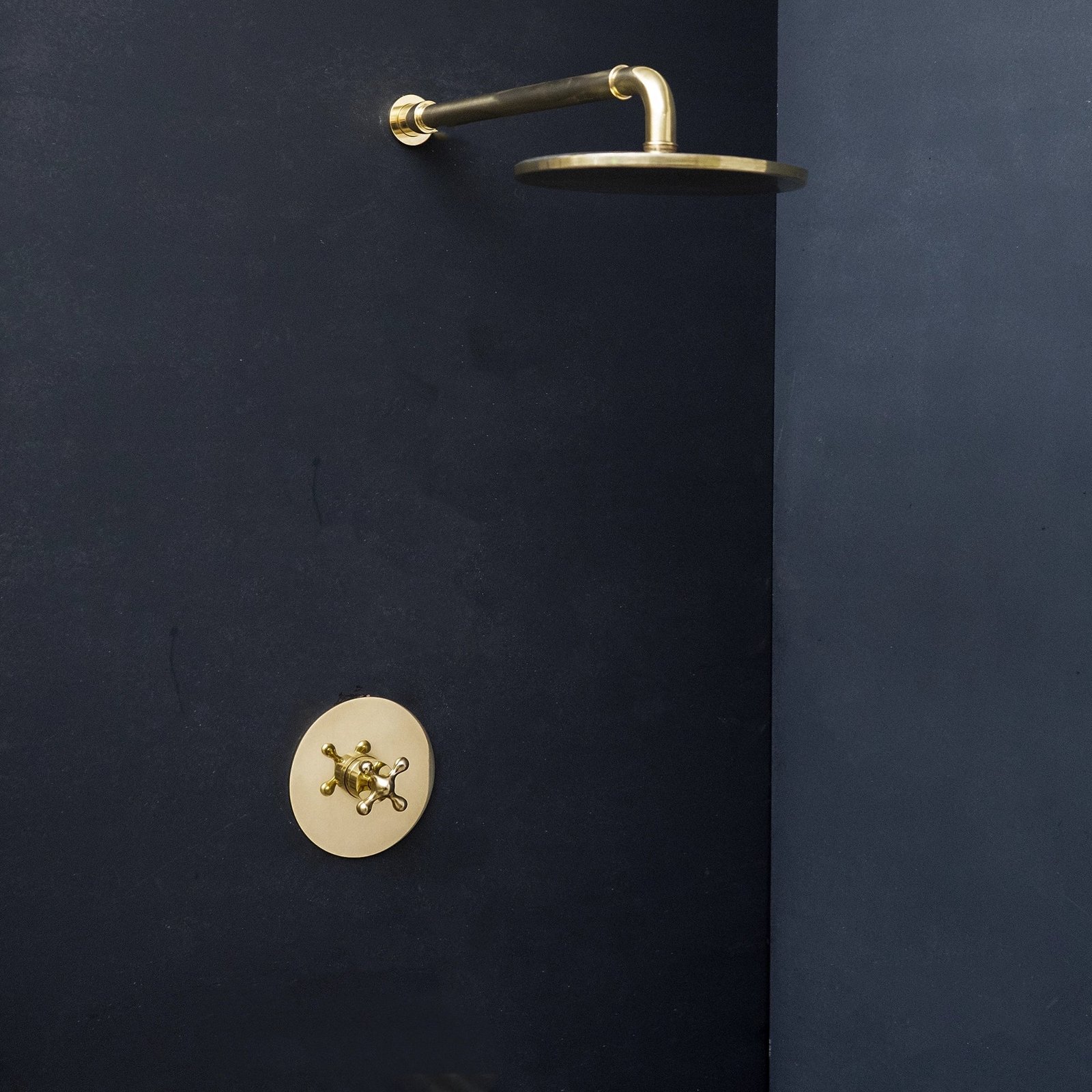 18 Luxura Thermostatic Shower - Image 1